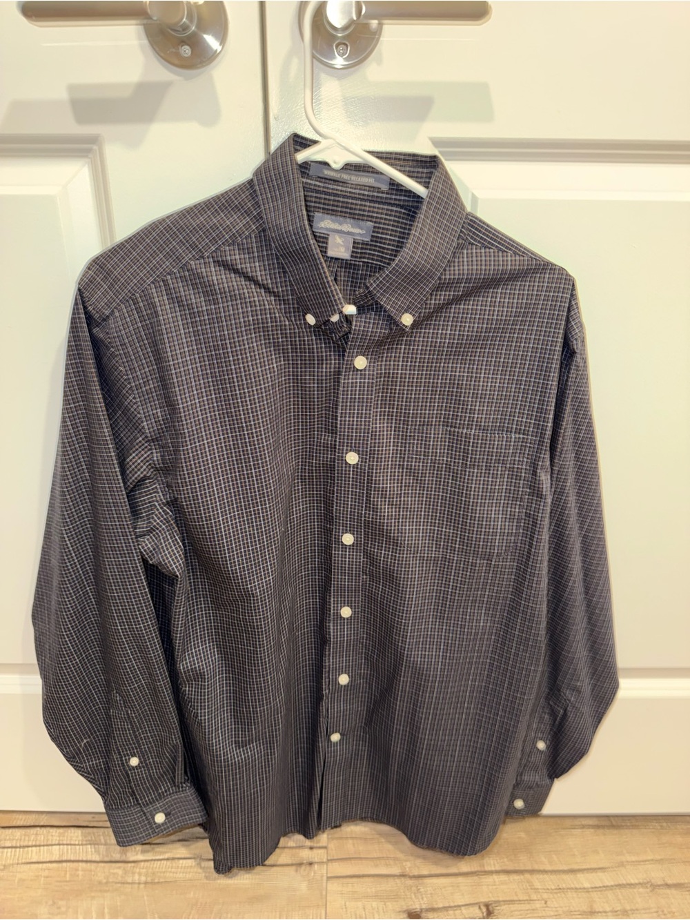 Men’s Medium M Eddie Bauer button up shirt long sleeve black plaid mens EUC